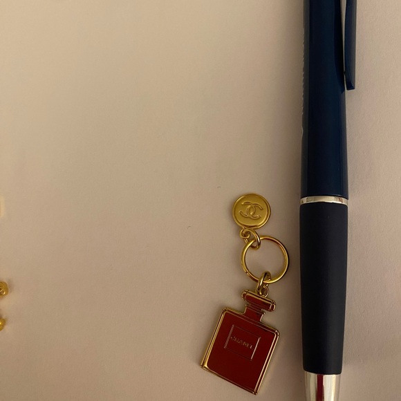 Chanel holiday charm - Picture 2 of 2